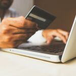 Imagen de una persona haciendo una compra online