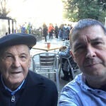 Otegi y su padre en una imagen subida por el líder de la izquierda abertzale a su cuenta de Twitter