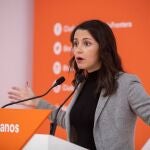 La presidenta y portavoz de Ciudadanos en el Congreso de los Diputados, Inés Arrimadas, durante la rueda de prensa ofrecida hoy en la sede local de su partido en Jerez de la Frontera (Cádiz). EFE/Román Ríos