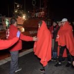Rescatan a 11 inmigrantes de una patera cerca de la costa de Granada