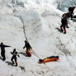 Un grupo de sherpas retiran el cuerpo de un alpinista fallecido en la Cascada de Khumbu
