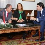 El consejero de Fomento y Medio Ambiente, Juan Carlos Suárez-Quiñones, se reúne con la presidenta de la Diputación de Palencia, Ángeles Armisén; junto al delegado de la Junta, José Antonio Rubio