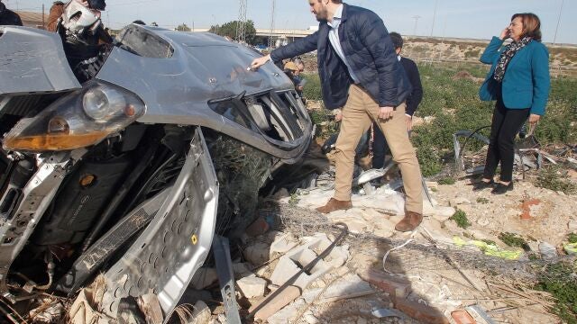 El presidente del PP, Pablo Casado, durante su visita a Almoradí, a algunas de las zonas afectadas por la gota fría, como el entorno del río, donde ha estado acompañado, entre otros, por la líder de los populares valencianos, Isabel Bonig; el presidente de la Diputación de Alicante, Carlos Mazón, o la alcaldesa, María Gómez.EFE/MORELL