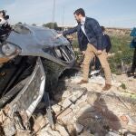 El presidente del PP, Pablo Casado, durante su visita a Almoradí, a algunas de las zonas afectadas por la gota fría, como el entorno del río, donde ha estado acompañado, entre otros, por la líder de los populares valencianos, Isabel Bonig; el presidente de la Diputación de Alicante, Carlos Mazón, o la alcaldesa, María Gómez.EFE/MORELL