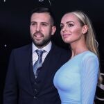 AME8231. MONTEVIDEO (URUGUAY), 26/12/2019.- El futbolista del Barcelona Jordi Alba junto a su esposa, Romarey Ventura, durante la ceremonia de renovación de votos del uruguayo Luis Suárez y su esposa, Sofía Balbi, este jueves en Montevideo, Uruguay. EFE/ Federico Anfitti