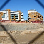 Máquinas trabajando en una promoción inmobiliaria