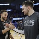 Doncic saluda al lesionado Stephen Curry antes del partido frente a los Warriors