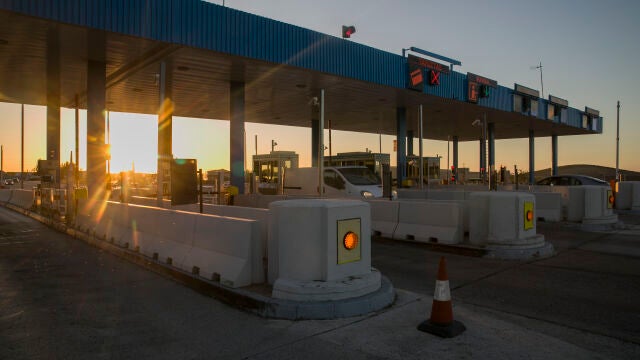 Cabinas de cobro de una autopista de peaje