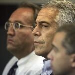 Jeffrey Epstein, en el centro, en el juicio celebrado en Palm Beach. Ap