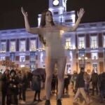 Cristina pedroche ya se desnudó en frente de la Puerta del Sol para promocionar las campanadas.