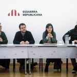 La secretaria general adjunta y portavoz de ERC, Marta Vilalta (2d), el presidente del Consell Nacional de los republicanos, Josep Maria Jové (i), el coordinador nacional del partido y vicepresidente de la Generalitat, Pere Aragonés (2i), y el portavoz en el Congreso, Gabriel Rufián (d), este lunes, durante la reunión de la ejecutiva de ERC en plena negociación con el PSOE