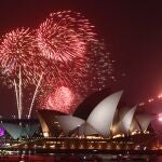 Tradicional espect&aacute;culo de fuegos artificiales en el puerto de Sidney como parte de las celebraciones del Nuevo A&ntilde;o en Australia. EFE/MICK TSIKAS