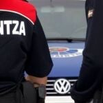 Imagaen de agentes de la Ertzaintza