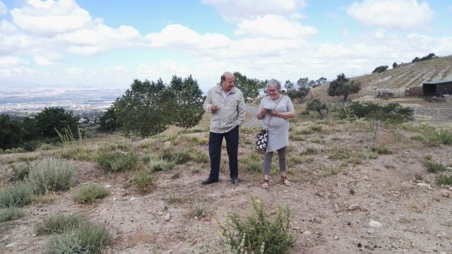 La nieta del maestro Dióscoro Galindo, Nieves García Catalán, en el parque Federico García Lorca de Alfacar