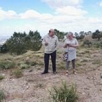 La nieta del maestro Dióscoro Galindo, Nieves García Catalán, en el parque Federico García Lorca de Alfacar