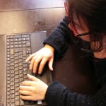  El 92,8% de las mujeres emplean internet al menos una vez a la semana