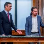 El presidente del Gobierno en funciones, Pedro Sánchez, y el líder de Podemos, Pablo Iglesias