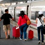 Un grupo de pasajeros se dispone a subir a un AVE