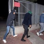 GRAF7241. MURCIA, 04/01/2020.- Los tres jóvenes afganos que fueron detenidos como presuntos autores de agredir sexualmente a tres hermanas estadounidenses la pasada Nochevieja en Murcia, salen corriendo de la Ciudad de la Justicia de Murcia esta noche tras quedar en libertad provisional sin fianza. EFE/Marcial Guillén