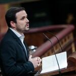 El coordinador federal de Izquierda Unida (IU), Alberto Garzón, interviene desde la tribuna del Congreso de los Diputados en la primera sesión del debate de investidura del candidato socialista a la Presidencia de Gobierno /Ep