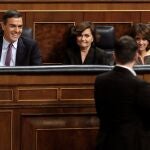 El portavoz de ERC, Gabriel Rufián, bajo la mirada del candidato a la Presidencia del Gobierno, Pedro Sánchez (i), abandona la tribuna tras su intervención ante el pleno del Congreso de los Diputados en la primera jornada de la sesión de investidura de Pedro Sánchez como presidente del Gobierno.