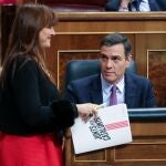 La portavoz del Grupo Plural y de JxCat en el Congreso de los Diputados, Laura Borràs, pasa al lado del presidente del Gobierno en funciones, Pedro Sánchez, tras intervenir en la primera sesión del debate de investidura del candidato socialista a la Presidencia de Gobierno en la XIV Legislatura en Madrid (España), a 4 de enero de 2020.04 enero 2020, Nuevo Gobierno, PSOE, Unidas Podemos, ERC, pleno, sesión plenaria, tercer intento de investiduraJesús Hellín / Europa Press04/01/2020