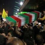 Seguidores del régimen iraní llevan el féretro con el cadáver de Soleimani durante su funeral. (AP Photo/Khalid Mohammed)