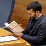 El conseller de Educación lee un libro durante la intervención del diputado de Vox, Jose María Llanos, en Les Corts el pasado 18 de noviembre