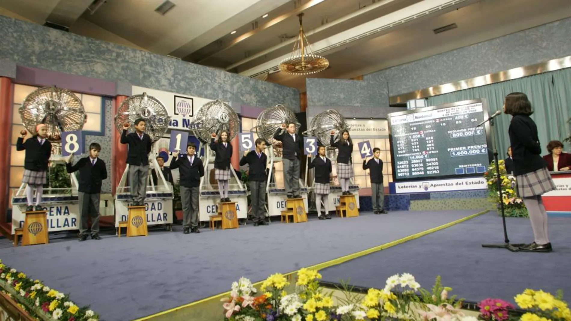 .cd cmara digital. 06/01/. CONNIE G. SANTOS.LOS NIÑOS DE SAN ILDEFONSO EXTRAEN LAS BOLAS Y CANTAN LOS PREMIOS Y TERMINACIONES DE LA LOTERIA DEL NIÑO. EN LA SEDE DE LOTERIAS Y APUESTAS DEL ESTADO