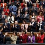 El presidente del gobierno en funciones Pedro Sánchez (i), es aplaudido por su grupo. EFE/Mariscal