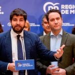 El presidente del Gobierno murciano, Fernando López Miras (i), anuncia que redoblará esfuerzos para exigir al Gobierno más igualdad entre territorios. En la imagen está junto al secretario general del PP nacional, Teodoro García Egea