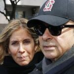 Carlos Ghos y su mujer Carole en Tokio (Kyodo News via AP, File)