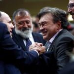 El diputado de Teruel Existe Tomás Guitarte (2d), a su llegada al Congreso de los Diputados, donde hoy se celebra la tercera jornada del debate de investidura de Pedro Sánchez como presidente del Gobierno.