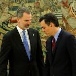 El presidente del Gobierno, Pedro Sánchez (d), y el rey Felipe VI, tras prometer su cargo esta mañana en el Palacio de la Zarzuela en Madrid.