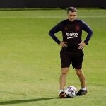 GRAF8889. YEDA, (ARABIA SAUDÍ) 08/01/2020.- El técnico del FC Barcelona, Ernesto Valverde, dirige este miércoles el entrenamiento previo al partido que enfrentará mañana al club blaugrana y al Atlético de Madrid en el estadio Rey Abdullah de Yeda, en la segunda semifinal de la Supercopa de España, disputada por primera vez en Arabia Saudí. EFE/ Juanjo Martín