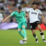 Garay, del Valencia, contra Fede Valverde, del Real Madrid