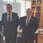 el consejero de Justicia, Interior y Víctimas del Gobierno regional, Enrique López, presentó ayer al decano del Colegio Profesional de Criminólogos de Madrid, Ángel García Collantes.