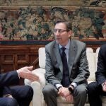 El presidente de la Generalitat, Ximo Puig, recibió en audiencia al director general de Consum, Juan Luis Durich (d), y al presidente de la Confederació de Cooperatives de la Comunitat Valenciana, Emili Villaescusa (c)