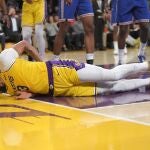 Anthony Davis se duele en el suelo después de su salvaje caída