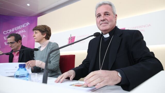 El presidente de la Subcomisión Episcopal para la Familia y Defensa de la Vida, Monseñor Mario Iceta (dech), acompañado por uno de los matrimonios que han colaborado en el proyecto, durante la presentación de 'Novios en Camino. Más que dos', un itinerario de formación y acompañamiento de novios hacia el matrimonio.