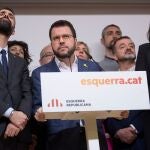 GRAFCAT9607. BARCELONA, 09/01/2020.-El coordinador nacional de ERC, y vicepresidente del Govern, Pere Aragonès (c) arropado entre otros por el presidente del Parlament , Roger Torrent (i) durante la rueda de prensa ofrecida este jueves en la sede de su partido donde , ha anunciado que impugnarán la negativa del Tribunal Supremo de excarcelar a Oriol Junqueras para que tome posesión como eurodiputado y ha pedido al Parlamento Europeo que avale al líder de ERC como miembro de la cámara ante el "Brexit judicial" de España. EFE/ Marta Pérez