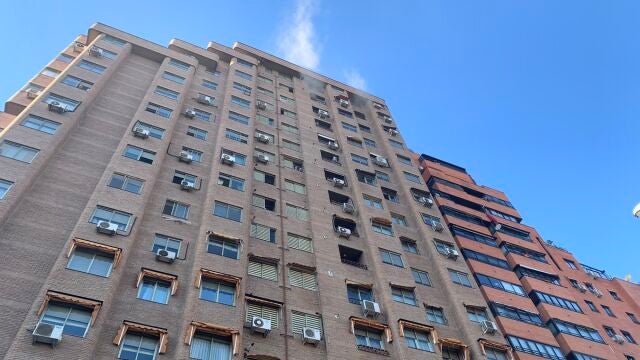Un incendio en el cuarto de contadores de un edificio de viviendas de 17 plantas en Chamartín
