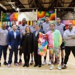 El presidente posa junto a sus jugadores durante la presentación de esta mañana