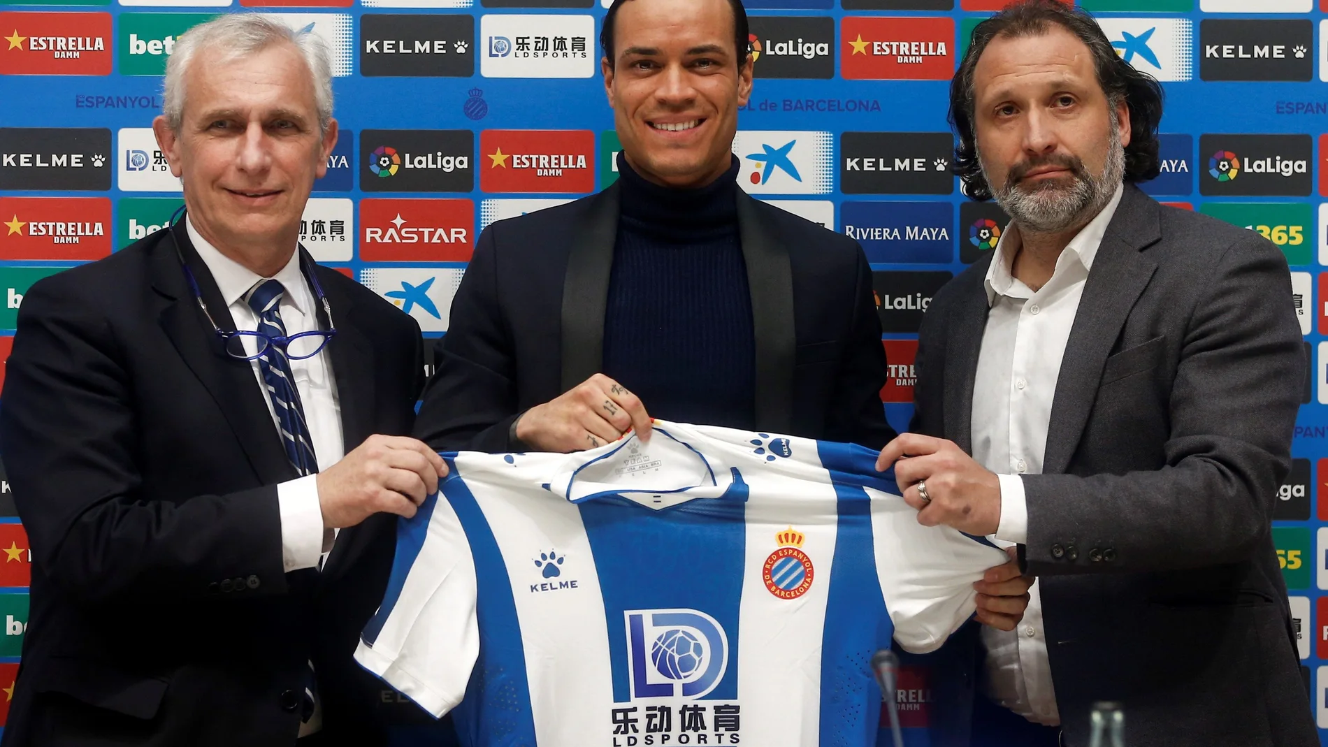 El delantero Raúl de Tomás, el fichaje más caro de la historia del Espanyol, presentado como nuevo jugador del club