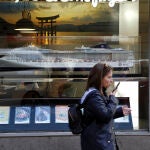 Una persona pasa delante de una agencia de viajes