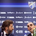 El director general del Málaga C.F, Richard Shaheen (d), junto al asesor de la entidad, David Diaz (i), durante la rueda de prensa ofrecida este viernes en el estadio de La Rosaleda en Málaga, donde ha asegurado que el club y Víctor Sánchez del Amo, su técnico suspendido de sus funciones tras la difusión de un vídeo íntimo suyo por las redes sociales sin su consentimiento, "están en conversaciones para resolver la situación de manera amistosa y satisfactoria para todos". EFE/Jorge Zapata