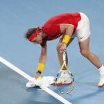Nadal seca con una toalla el suelo, mojado por su sudor, en el partido ante Goffin