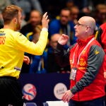 Gonzalo Pérez de Vargas recibe la felicitación del seleccionador, Jordi Ribera