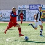 Chimy Ávila (i) marca el gol de la victoria, este sábado, en el encuentro de la tercera ronda de la Copa del Rey entre el Haro Deportivo y el Atlético Osasuna en el Estadio Municipal de Deportes El Mazo en Haro