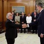 El nuevo ministro de Universidades, Manuel Castells (izq), saluda al Rey Felipe VI (dech), tras jurar su cargo